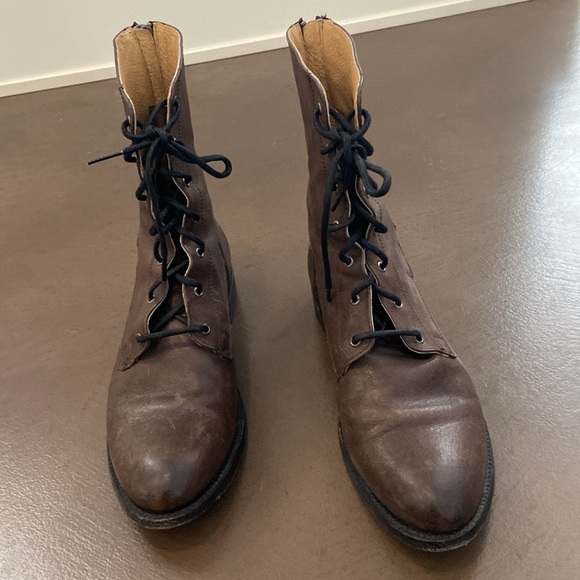 FRYE lace up boot with easy on and off zippers in the back. Hardly worn. - Picture 3 of 9
